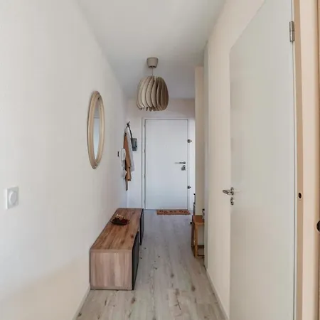 Апартаменты Cozy 1-bedroom With Terrace - Welkeys Бегль